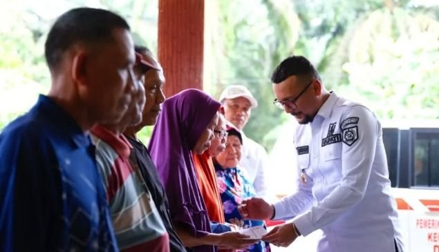 Bupati Labusel Bersama BAZNAS Salurkan Bantuan untuk Lansia dan Anak di Sosopan