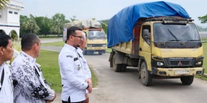 Bupati Fery Apresiasi Donasi PGRI Labusel, Lepas Empat Truk Bantuan Logistik untuk Korban Bencana Tapanuli