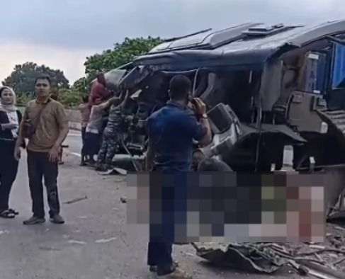 Bus TNI AL Tabrakan dengan Truk di Tol Medan, 12 Prajurit Luka