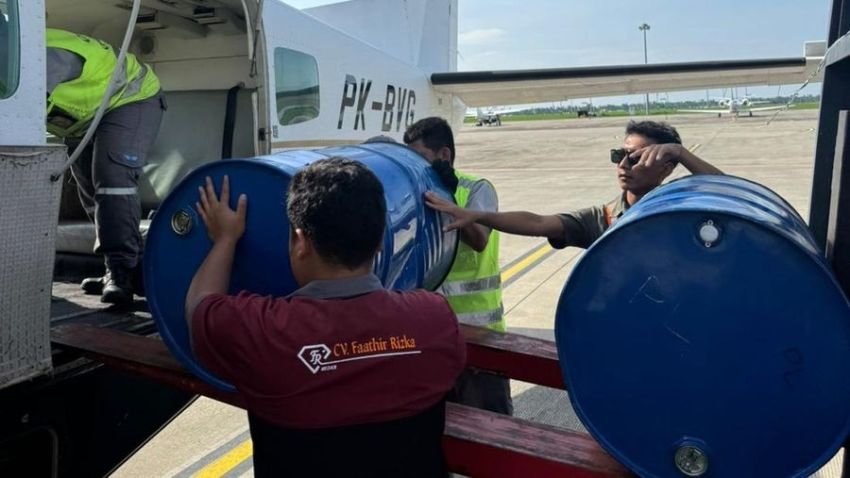 Akses Darat Lumpuh, Pertamina Salurkan BBM ke Aceh Melalui Udara