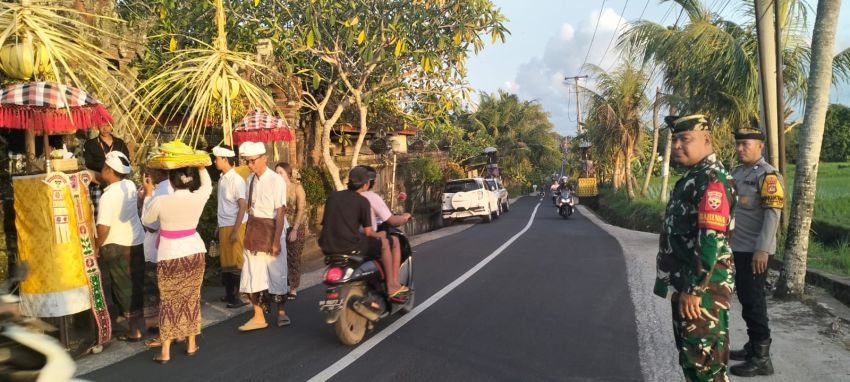 Babinsa Tabanan Kawal Piodalan di Pura Khayangan Tiga dan Pura Prajapati, Masyarakat Tenang Beribadah