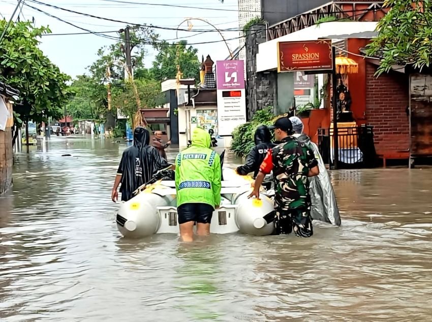 Banjir Setinggi 80 Cm Rendam Perbatasan Denpasar&ndash;Badung, Aparat Gabungan Evakuasi Warga dan Tamu Hotel Terdampak