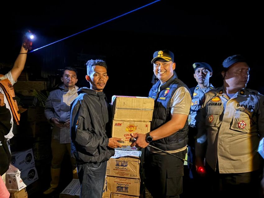 Polres Langkat Turun Tangan, Bantuan Banjir Sampai ke Warga Pematang Jaya Lewat Laut