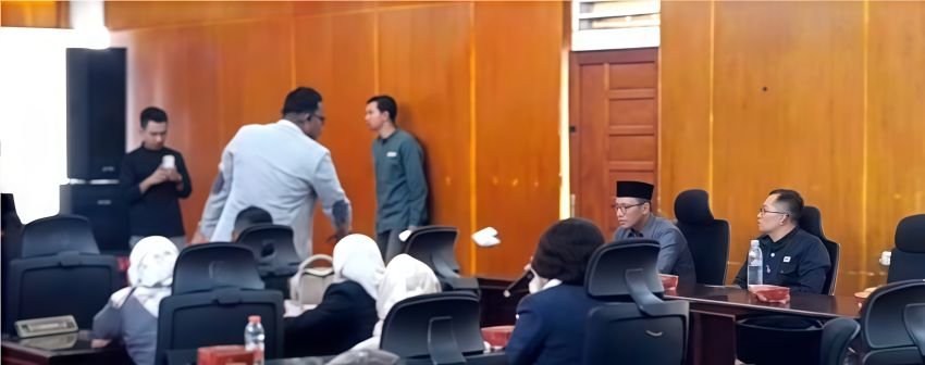 Dramatis! Amplop ‘Diduga Gratifikasi’ Dilempar di Sidang APBD Padangsidimpuan