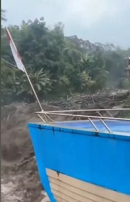 Banjir Bandang Seret Pipa Air Panas, Wisata Guci Terdampak