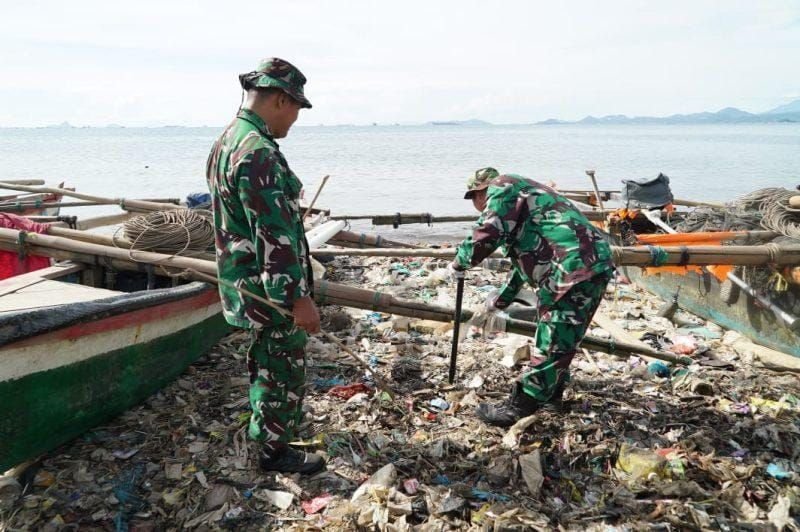 Hadir di Tengah Masyarakat, Kodam XXI/Radin Inten Gelar Karya Bakti di Pantai Payangan Peringati Hari Juang TNI AD 2025