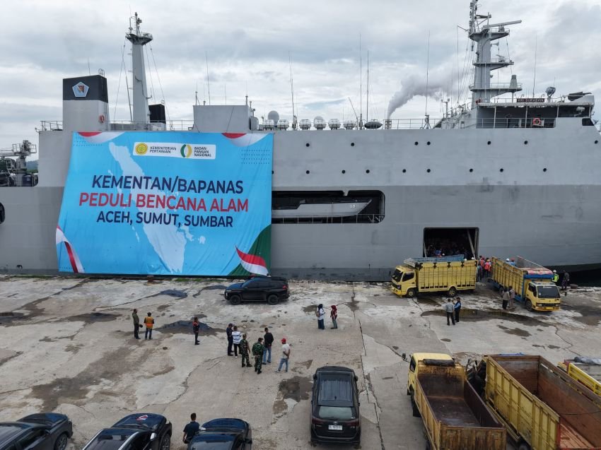 Banjir Aceh: Ratusan Ton Obat dan Pakaian Anak Tiba di Lhokseumawe