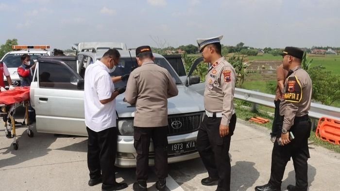 Tragedi di Tol Tegal: 4 Orang, Termasuk Balita, Ditemukan Tewas dalam Mobil