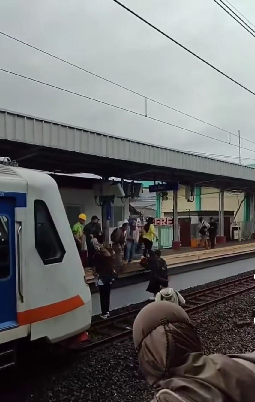 Kecelakaan di Kalideres: Penumpang KA Bandara Evakuasi Diri di Rel