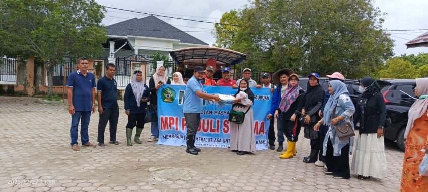 Donasi dan Aksi Bersih-Bersih, Dosen UIN Ar-Raniry Turun Tangan Bantu Korban Banjir Bandang Meureudu