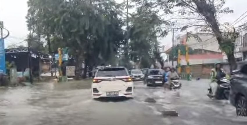 Jalan Dr Mansyur Kembali Terendam Banjir, Pengendara Motor Mogok dan Terpaksa Putar Balik