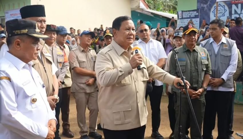 Prabowo Tinjau Pengungsi Banjir dan Longsor di Agam, Minta Hunian Sementara Rampung Sebulan
