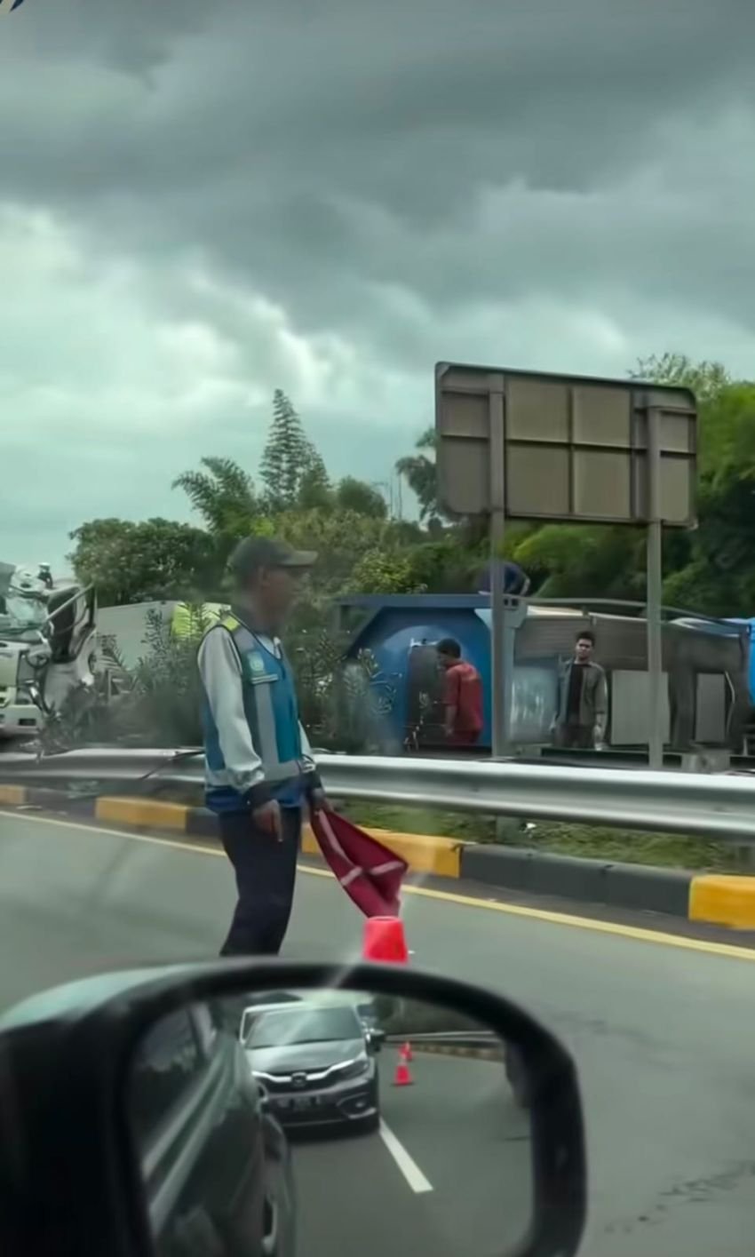 Truk Muatan Minyak Goreng Terguling, Lalin Tol Cikunir Macet 3 Kilometer
