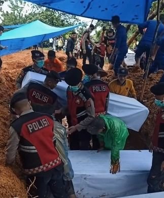 10 Jenazah Korban Galodo Agam Dimakamkan Massal, DNA Dicatat untuk Identifikasi