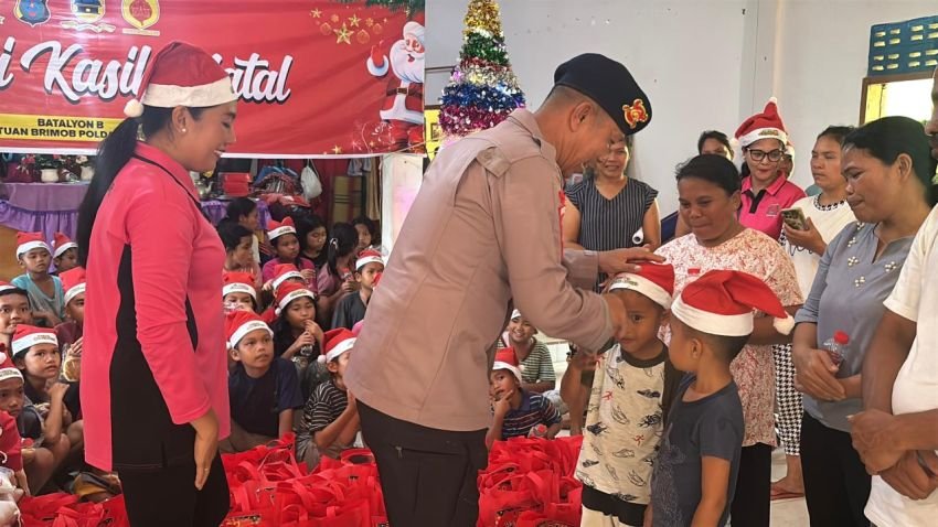 Hadirkan Sukacita, Brimob Polda Sumut Gelar &ldquo;Berbagi Kasih&rdquo; untuk 265 Pengungsi di HKBP Sibalanga Jelang Natal
