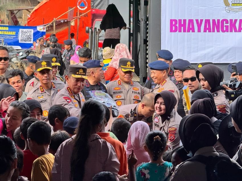 Kapolri Listyo Sigit Tinjau Posko Pengungsian Aceh Tamiang, Salurkan Enam Truk Bantuan untuk Warga Terdampak