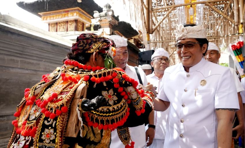 Dukung Pelestarian Adat, Wagub Bali Giri Prasta Hadiri Upacara Ngenteg Linggih di Pura Ibu Pasek Gelgel