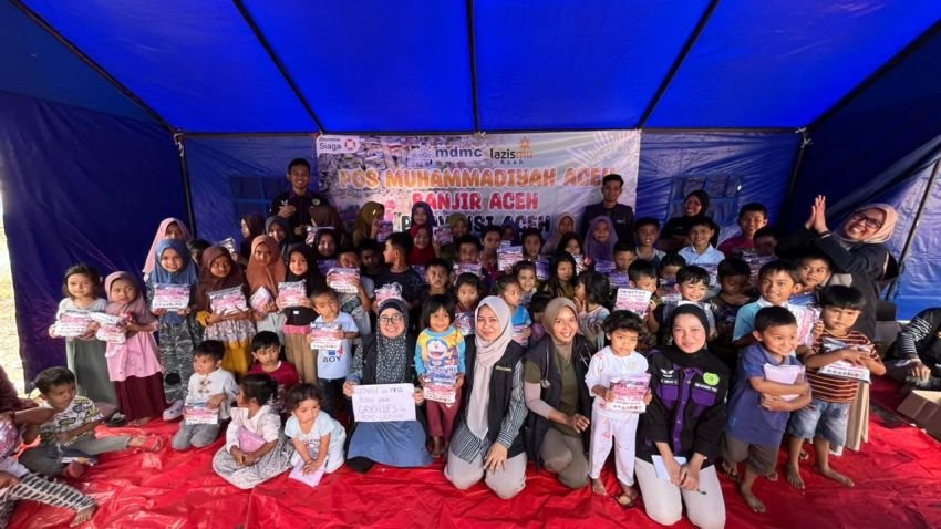 Kolaborasi KKSS dan MDMC&ndash;LazisMu Aceh, Salurkan Hygiene Kit untuk Jaga Kesehatan Pengungsi Pasca Banjir Bandang