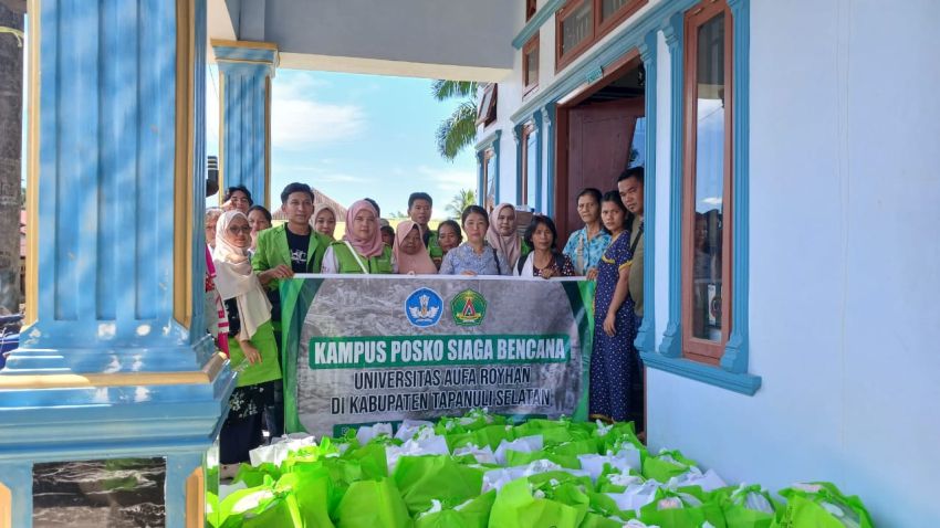 Tim Kampus Posko Siaga Bencana Universitas Aufa Royhan Bagikan Paket Hygiene dan Makanan Bergizi di Desa Batu Horing