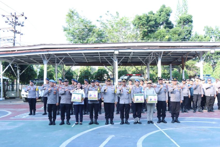Kapolres Sibolga Ajak Personel Tingkatkan Soliditas Saat Penyerahan Bingkisan Natal