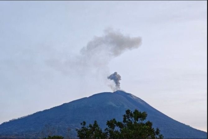NTT Siaga: Gunung Ile Lewotolok Mengeluarkan Suara Gemuruh, Ini Imbauan PGA