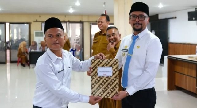 Bupati Labuhanbatu Selatan Serahkan SK BPD, Tekankan Peran Strategis Pengawasan Desa