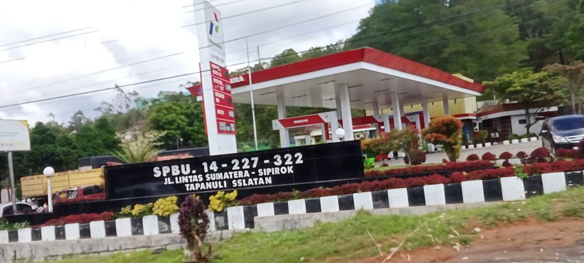 Antrean Panjang Warnai SPBU Sipirok, Warga Mengaku Menunggu BBM Sejak Subuh