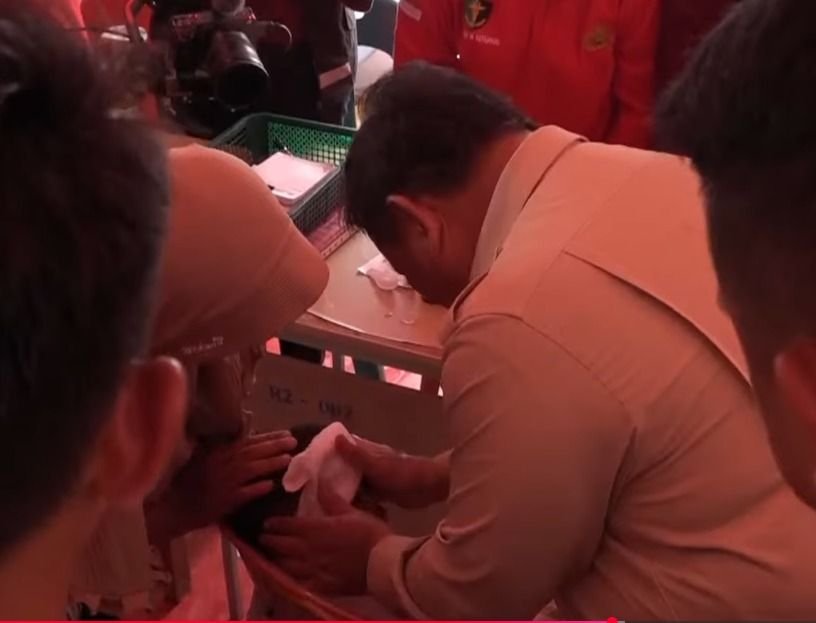 Kepedulian di Tengah Banjir: Prabowo Kompres Anak Sakit di Langkat