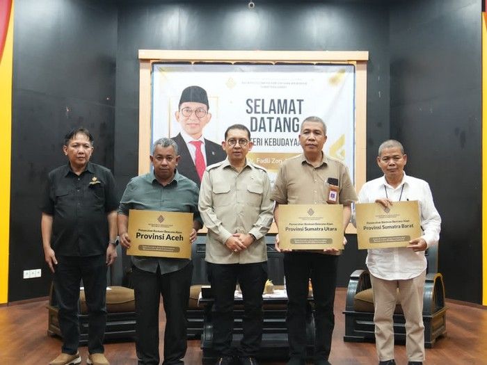 Menbud Fadli Zon Salurkan Bantuan Rp12 Miliar untuk Pemulihan Budaya di Tiga Provinsi Sumatera