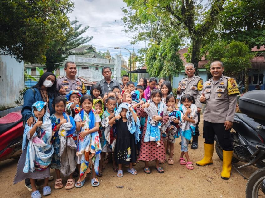 Pengungsi Bencana Sibolga Terima Bantuan Selimut dari Bhabinkamtibmas