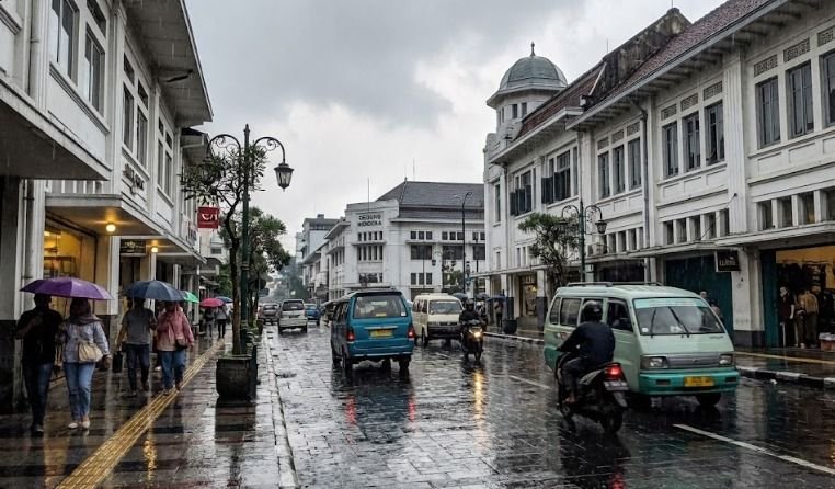 Cuaca Jawa Barat Didominasi Hujan Ringan, Sejumlah Kota Berpotensi Diguyur hingga Malam