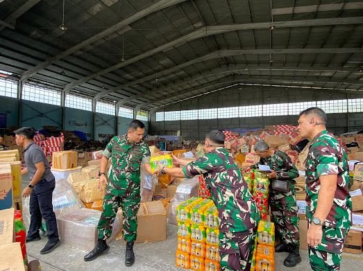 TNI AD Hadir di Tengah Banjir Sumut, Perwira Akmil 2011 Kirim Sembako dan Obat-obatan