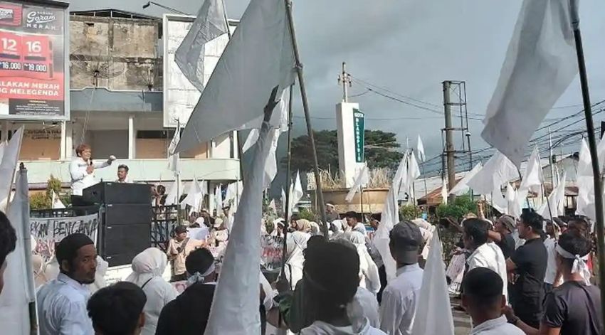 Kibarkan Bendera Putih di Abdya, Ratusan Massa GAM Tuntut Penetapan Banjir dan Longsor Sebagai Bencana Nasional