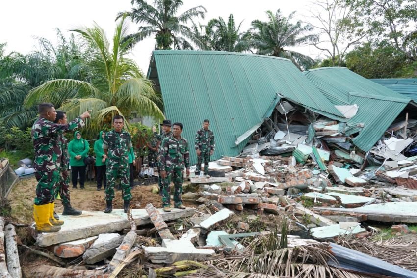 Aceh Tamiang Berduka: Danrem Sampaikan Dukungan pada Prajurit TNI Korban Longsor