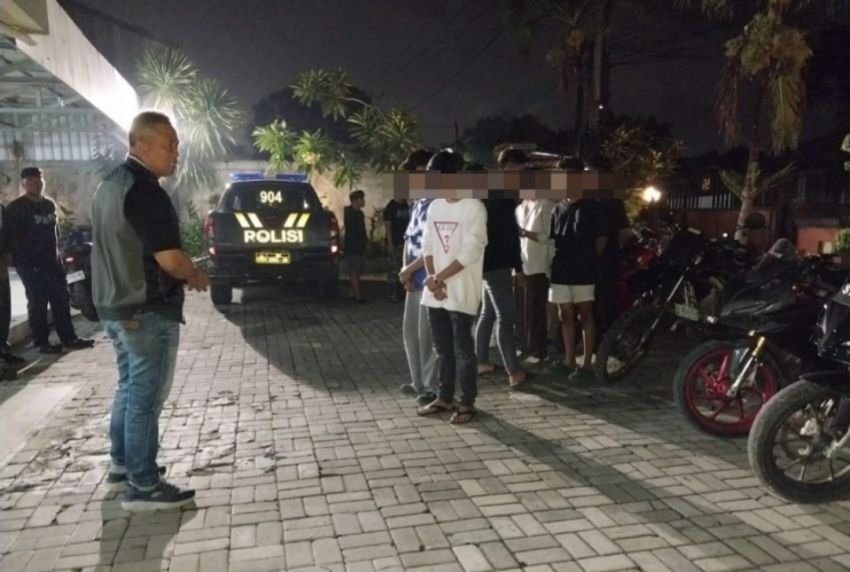 Polsek Denpasar Timur Hentikan Konvoi Pelajar di Jalan Raya, Sepeda Motor Modifikasi Diamankan