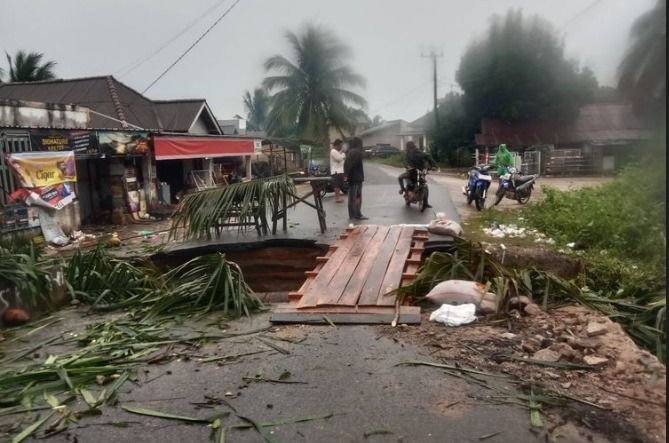 Hujan Deras Picu Banjir di Bangka Barat, Toko Warga Rusak dan Jalan Putus