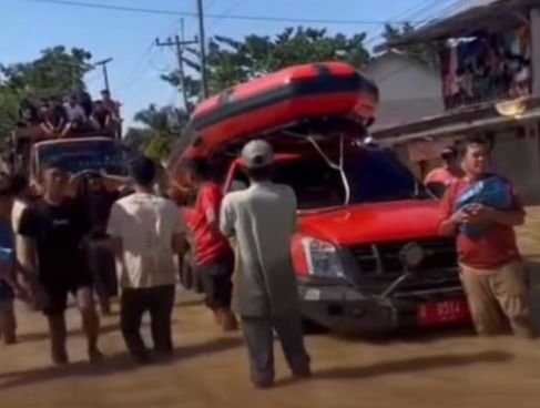 Viral! Warga Protes Tim SAR saat Evakuasi Banjir di Langkat, Basarnas Buka Suara
