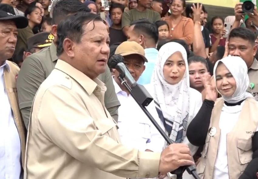 &ldquo;Kalian Keluarga Kami&rdquo;: Prabowo Tinjau Posko Pengungsian di Langkat