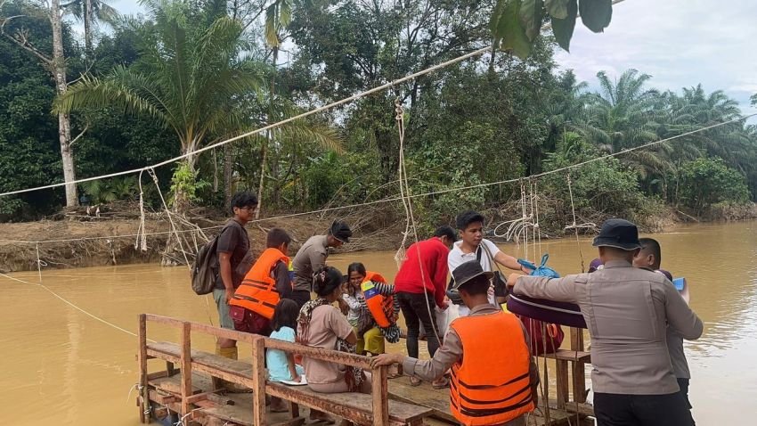 Hadir Cepat untuk warga, Brimob Polda Sumut Dirikan Jembatan Darurat Pascabanjir di Tapanuli Tengah