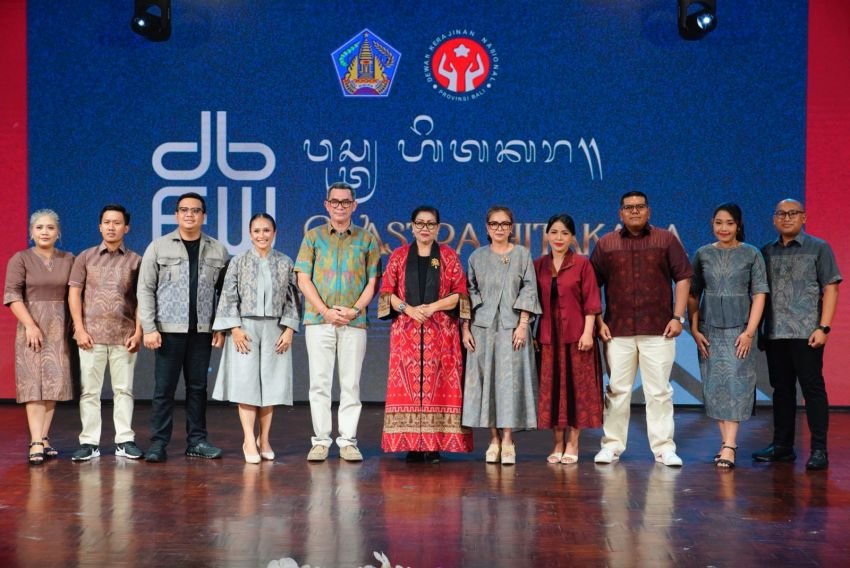 Sembilan Instansi Bali Ramaikan Fashion Week, 80 Karya Wastra Desainer Lokal Dipamerkan