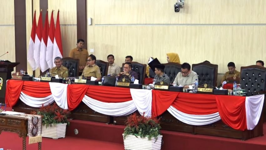 Ketua Fraksi Golkar Kritik Keras Sekda Medan Duduk Sejajar Walikota, Rapat Paripurna DPRD Tegang