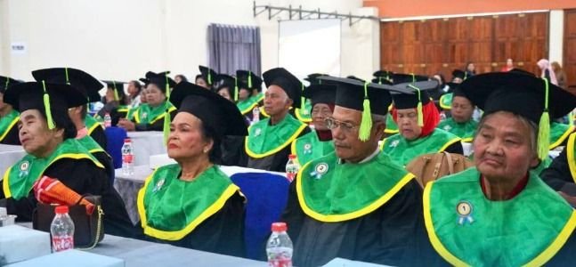 Wisuda Perdana Lansia di Karo, Bupati Antonius Ginting Tegaskan Semangat Belajar Tak Kenal Usia