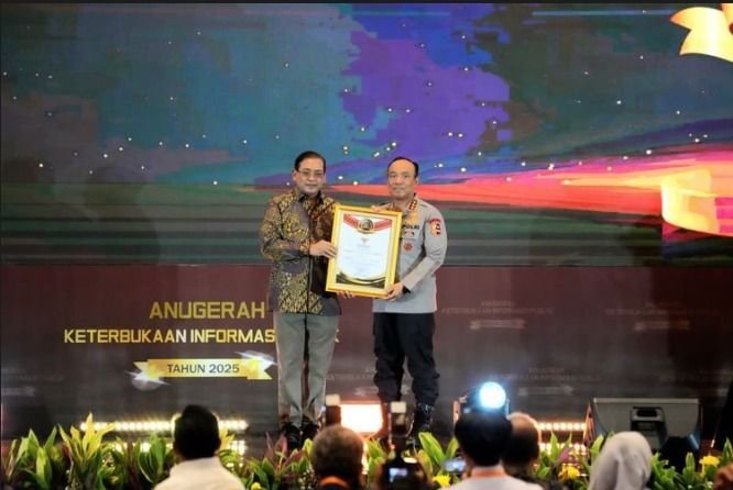 KIP 2025: Polri Terbaik dalam Layanan Informasi Publik, Wakapolri Terima Penghargaan