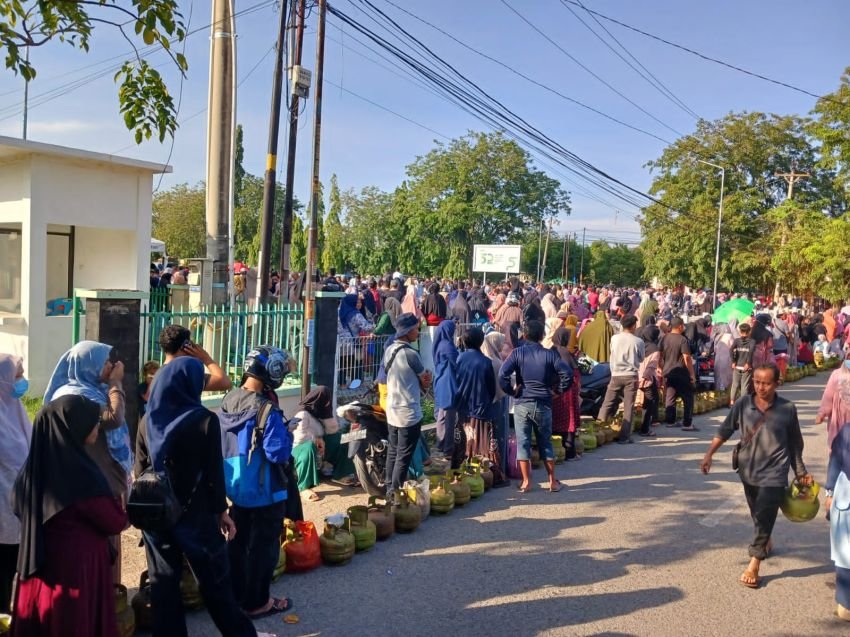 &ldquo;Lepas dari Janggut, Tersangkut di Kumis&rdquo;: Setelah BBM Lancar, Kini Warga Banda Aceh Antri LPG dan Hadapi Listrik Padam