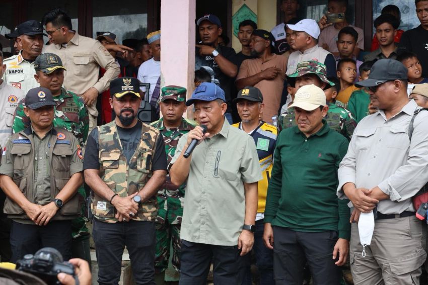 Mendagri Tito Salurkan 26.234 Pakaian untuk Korban Banjir dan Longsor Aceh Timur