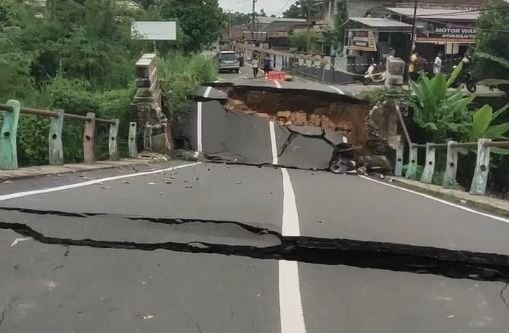 Diterjang Arus Sungai Kelekar, Jembatan Penghubung Desa di Prabumulih Ambruk