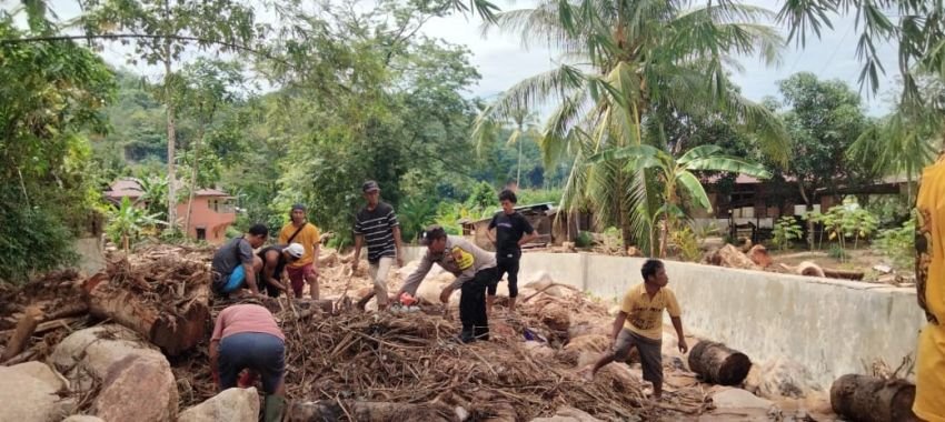 Bahu-Membahu Cegah Banjir, Bhabinkamtibmas dan Warga Bersihkan Sungai di Sibolga