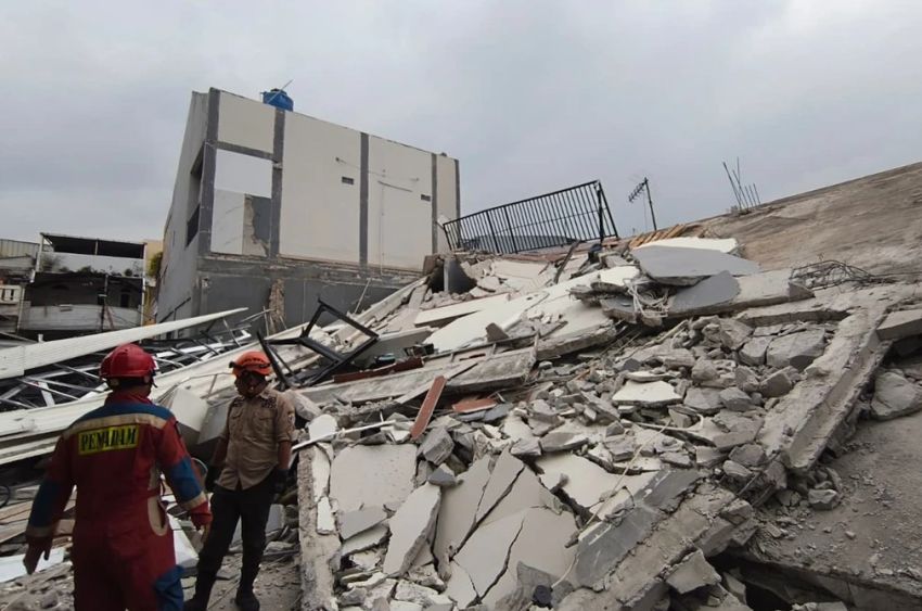 Bangunan Parkir Dua Lantai di Rawa Badak Selatan Roboh, 5 Kendaraan Tertimpa