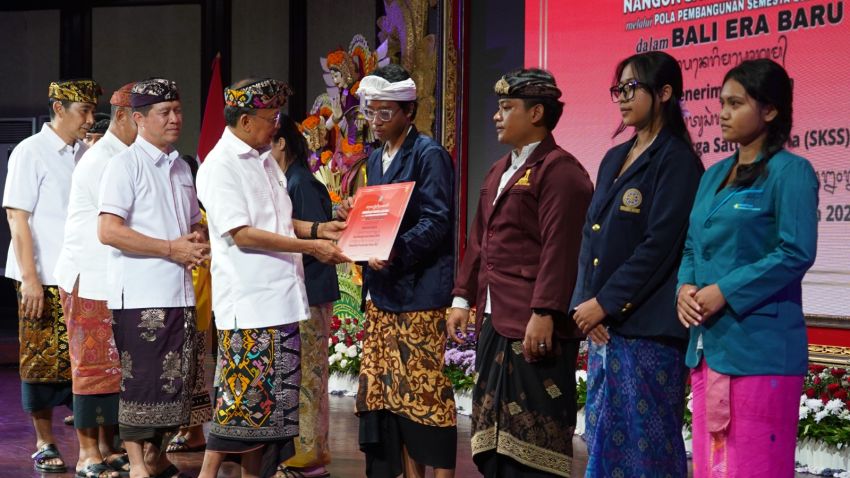 Pemprov Bali Salurkan Bantuan SKSS untuk 500 Mahasiswa, Gubernur Koster: Satu Keluarga Satu Sarjana untuk Bangun SDM Unggul