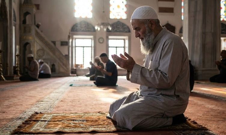 Doa Akhir dan Awal Tahun untuk Umat Islam: Bacaan Lengkap Arab, Latin, dan Artinya